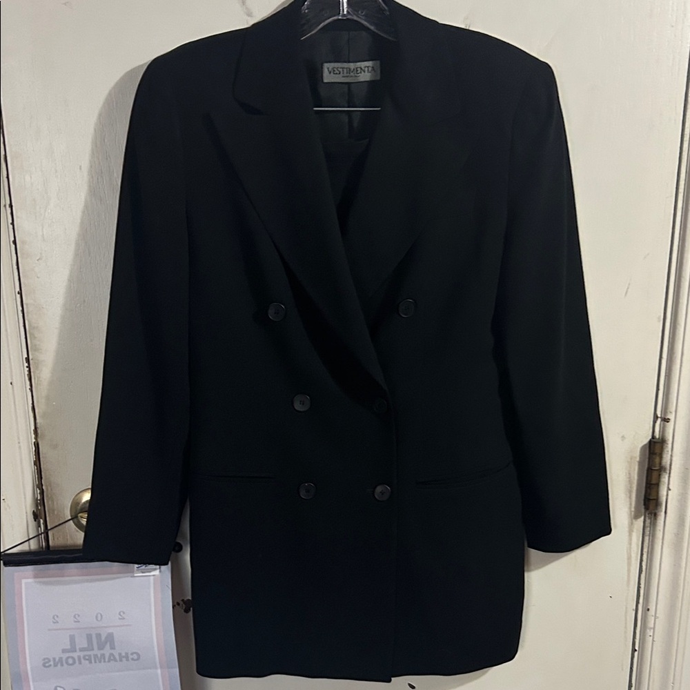 Vestimenta Double-Breasted Black Blazer and skirt.